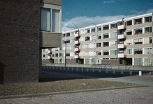 831365 Gezicht op een flatgebouw op een onbekende locatie in de wijk Kanaleneiland te Utrecht.